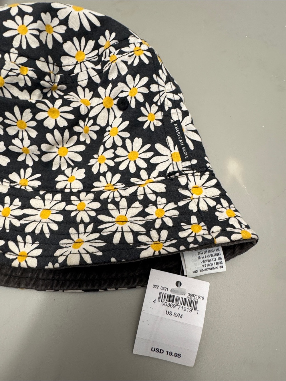 American Eagle daisy bucket hat